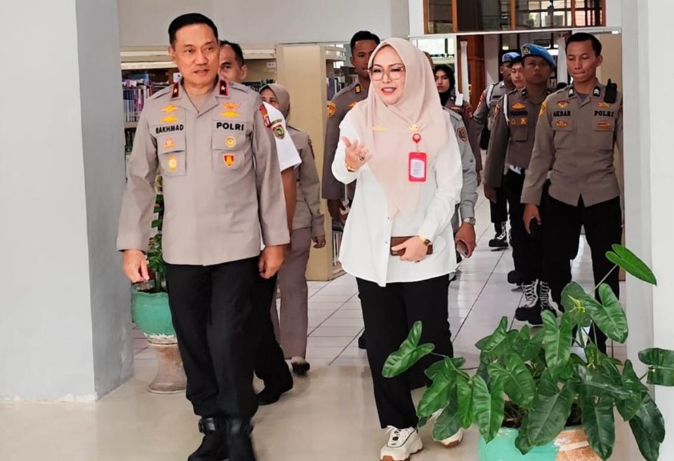 Kadispursip Terima Buku Karya Wakapolda Kalteng