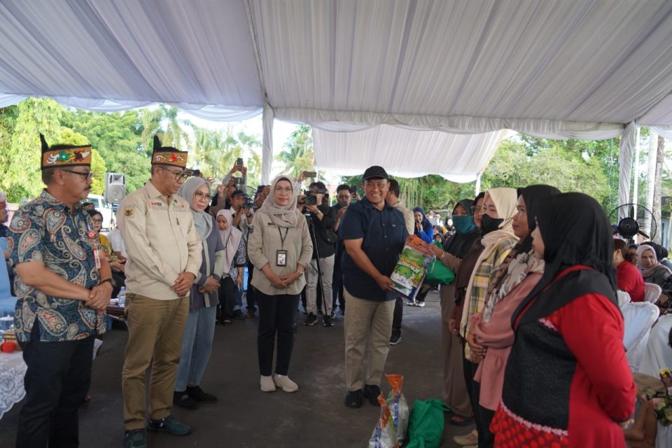Pemprov Kalteng Bagikan 3.000 Paket Gratis di Pasar Murah